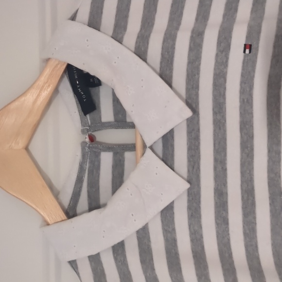 Tommy Hilfiger T-shirt with lace collar, size medium - Picture 2 of 3